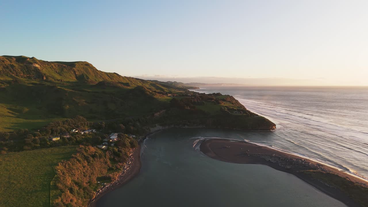 aerial corto del delta del río awakino en el océano en la ciudad de awakino, en el distrito de waitomo, durante la puesta del sol.