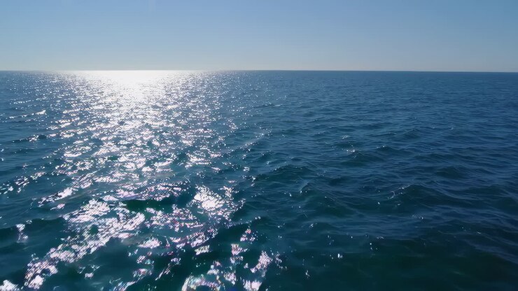 Superficie dell'Oceano in una Giornata di Sole