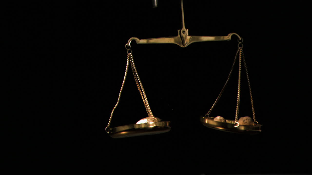 cáscara de nuez dorada en un movimiento súper lento en un equilibrio