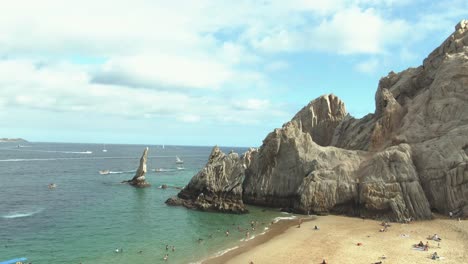 Toma-Aerea-De-Lanchas-En-El-Arco-De-Los-Cabos,-Baja-California-Sur-4