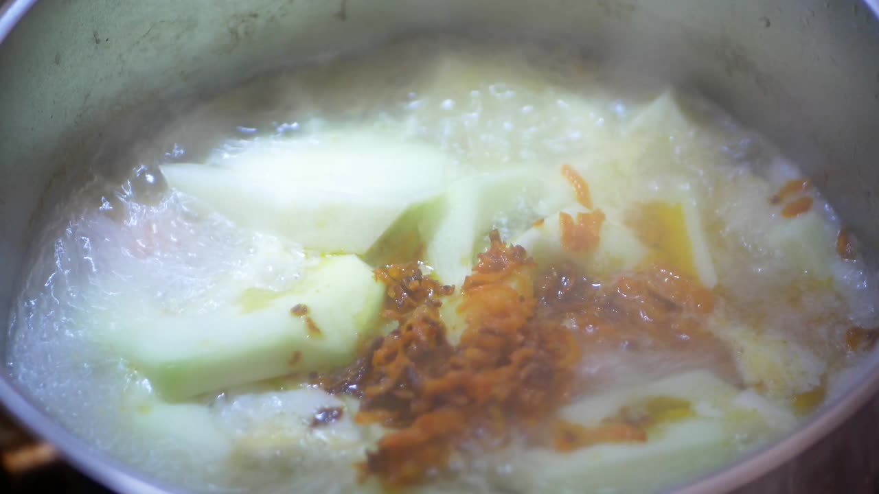 에 긴 양파. 채소를 는 동안 에 증기를 넣는다.