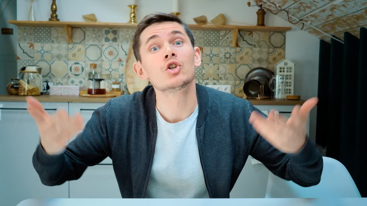 молодой парень разговаривает по видео. злится, пытается объяснить. не находит поддержки. разочарован