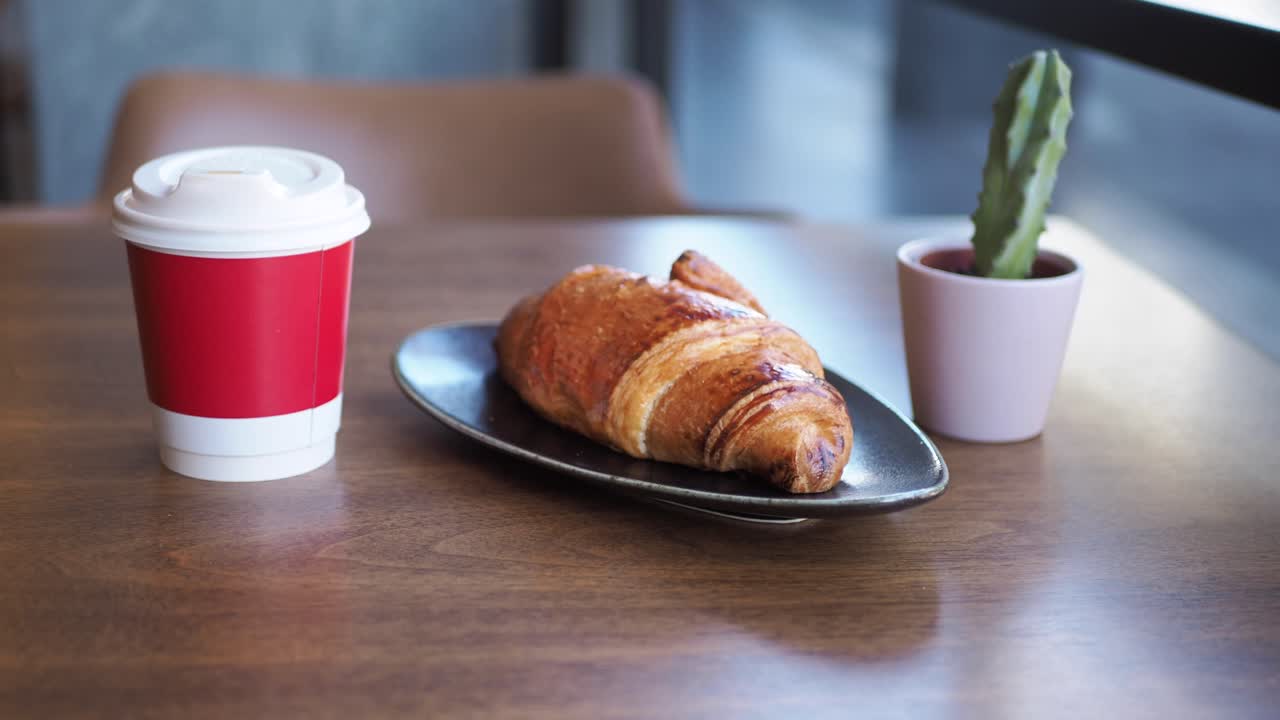 café y croissant en una cafetería