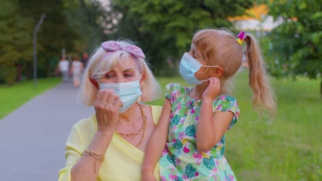 La-Cuarentena-Del-Coronavirus-Ha-Terminado.-La-Abuela-Mayor-Con-El-Nieto-Quitándose-Las-Máscaras-Médicas-Celebran.