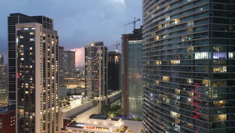 Luftaufnahme-Des-Wolkenkratzers-In-Der-Innenstadt-Von-Miami,-Gebäude-Moderner-Architektur-Mit-Kran-Und-Baustelle-In-Der-Ferne,-Immobilienmietkonzept