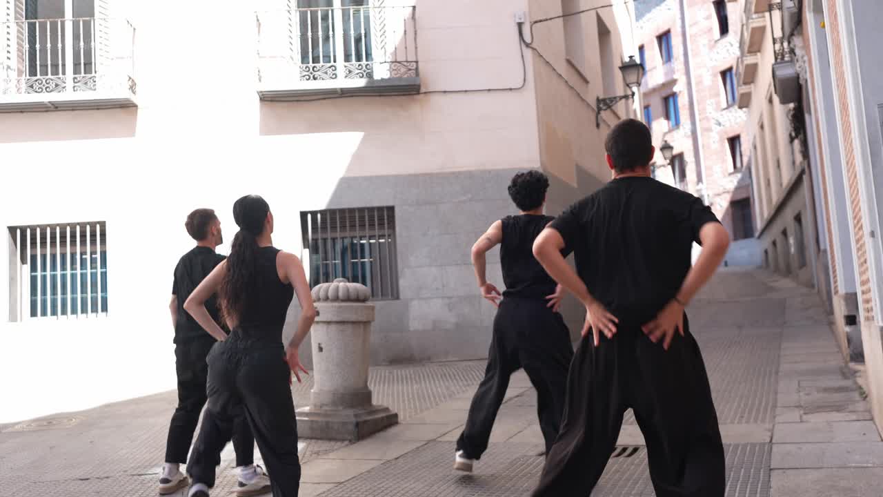 Şehir Sokağında Çağdaş Koreografi Sergileyen Bir Grup Genç Dansçı