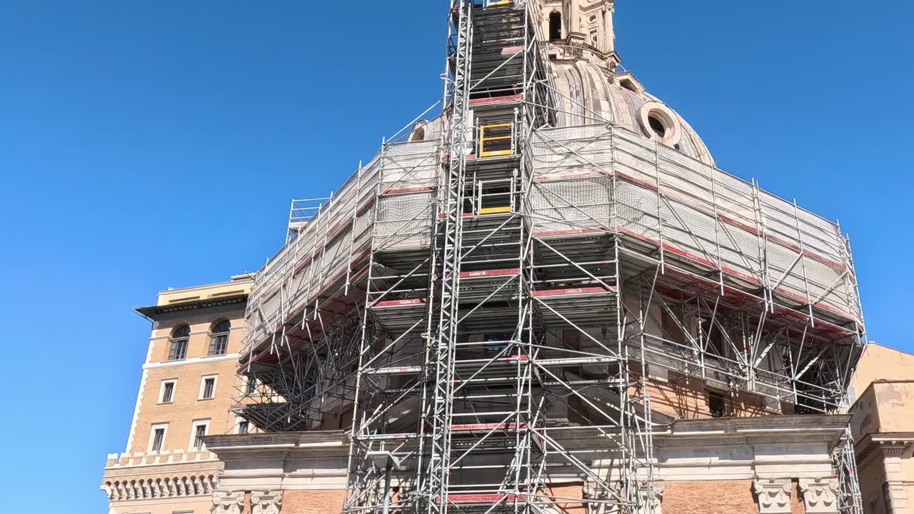 비는 광장에서 건물의 복원 작업이 진행되고 있습니다.