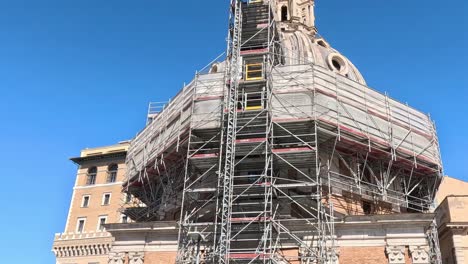 lapso de tiempo de la restauración de un edificio en una plaza bulliciosa