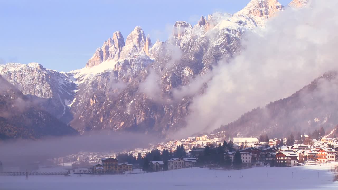 오스트리아 스위스 이탈리아 슬로베니아 또는 동유럽 국가의 알프스에 있는 먼 눈 덮인 마을