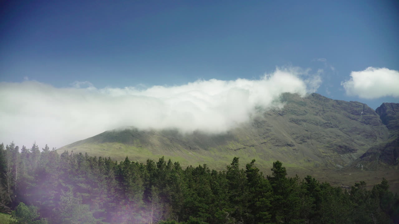 una nube sobre una montaña en escocia