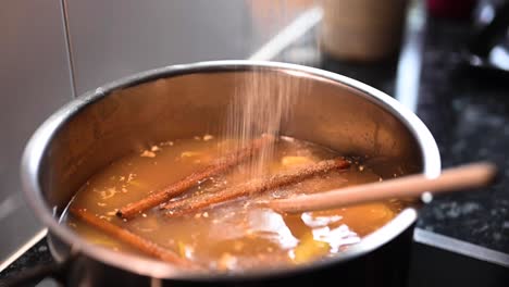 Bebida-Tradicional-De-Jengibre-Y-Canela,-Agregando-Azúcar-Lentamente-A-Una-Bebida-Deliciosa