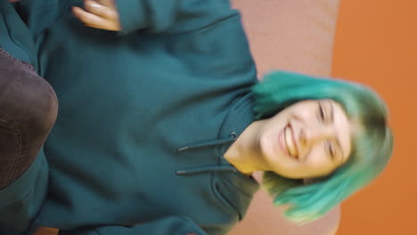 el video vertical de la joven está bailando de una manera divertida.