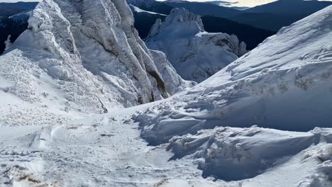 Aufschlussreicher-Schuss-In-Den-Ciucas-bergen-Aus-Rumänien-Während-Der-Wintersaison-An-Einem-Sonnigen-Tag-Mit-Wunderschönen-Wolken-Im-Hintergrund