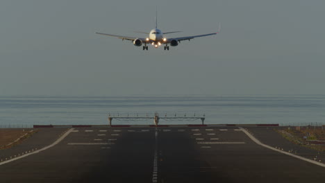 The-plane-is-landing