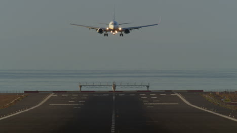 el avión está aterrizando.