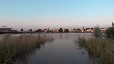 Llanuras-Aluviales-Llenas-De-Agua-Del-Río-Ijssel-Durante-Niveles-De-Agua-Extremadamente-Altos-Con-Panorama-De-La-Ciudad-Holandesa-De-La-Torre-Zutphen-En-Los-Países-Bajos