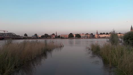 llanuras aluviales llenas de agua del río ijssel durante niveles de agua extremadamente altos con panorama de la ciudad holandesa de la torre zutphen en los países bajos