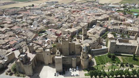 Ein-Wunderschön-Warmer-Sonniger-Tag-In-Der-Spanischen-Stadt-Olite,-Steigende-Offenbarung