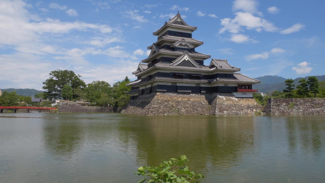 Matsumoto Slot over voldgraven i Nagano, Japan. - vidvinkelbillede