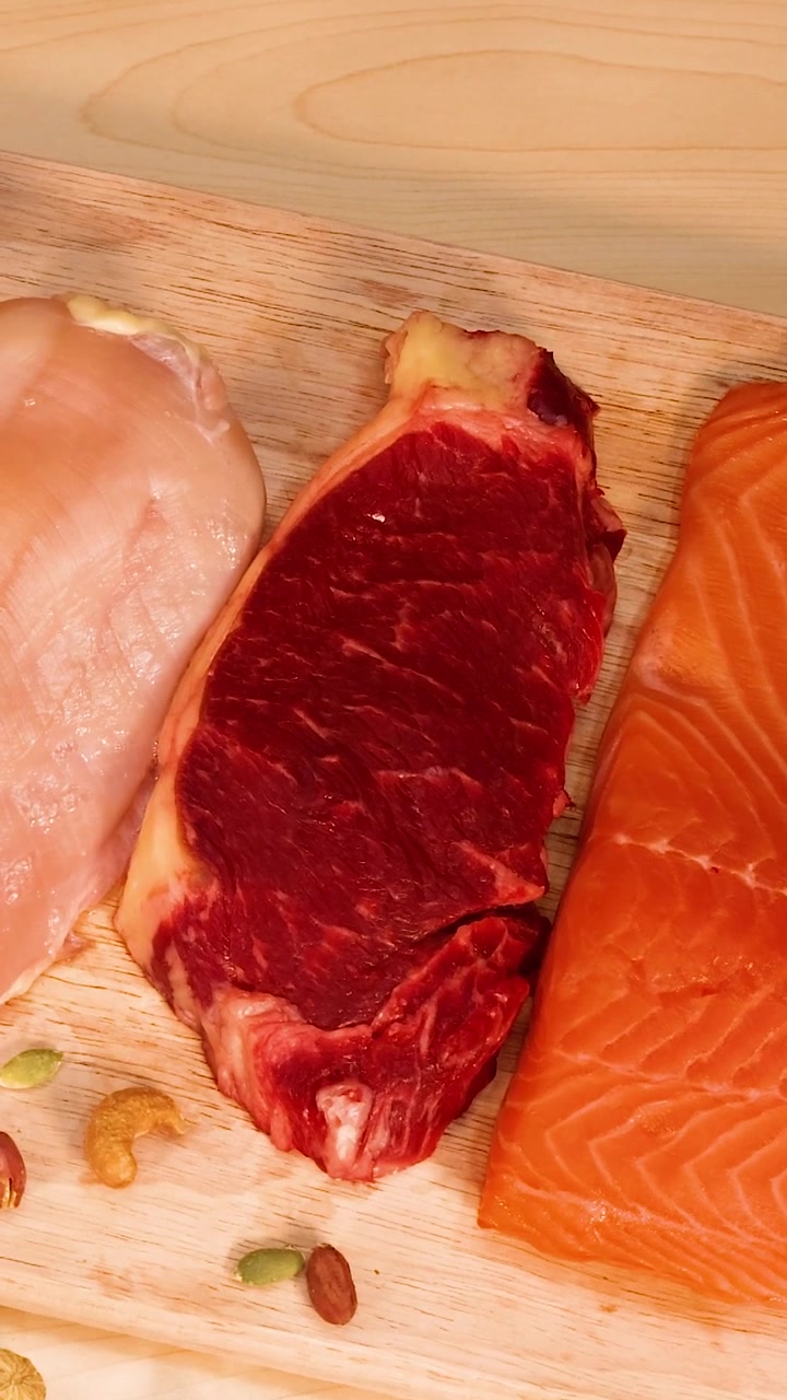 Varietà di carni, frutta secca e latticini