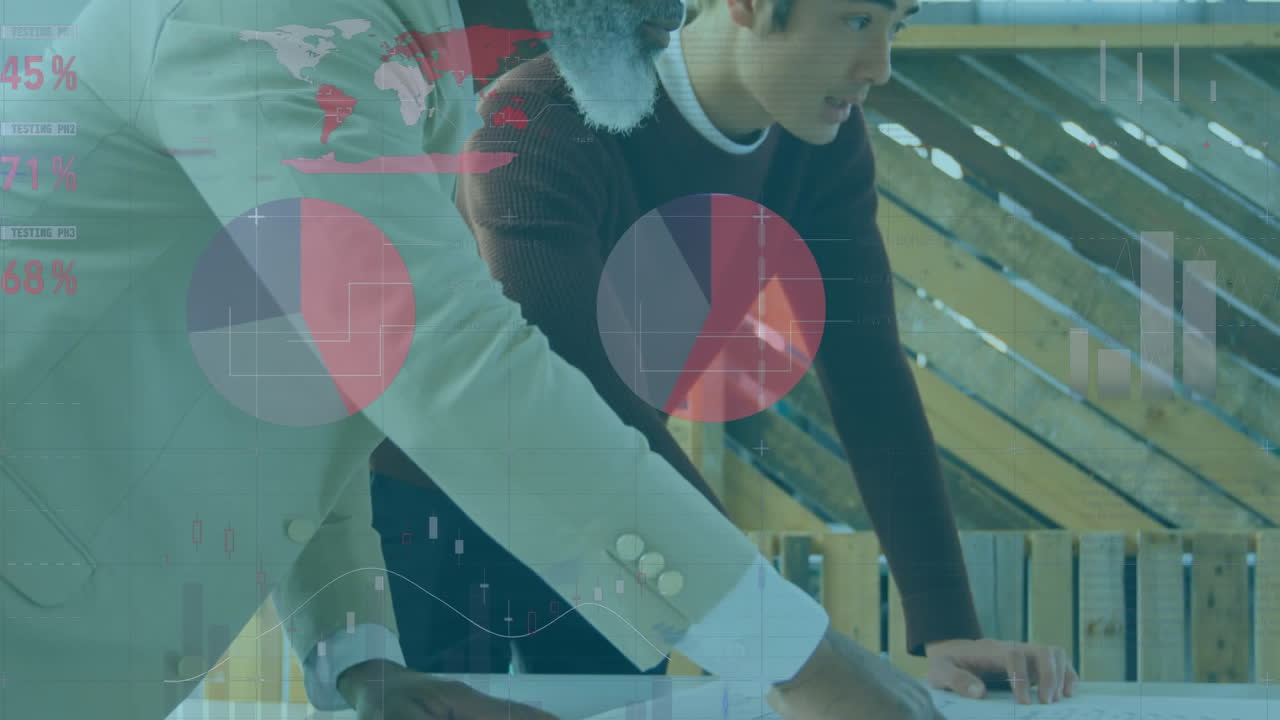 animación de la interfaz infográfica sobre diversos compañeros de trabajo discutiendo el plan en la oficina