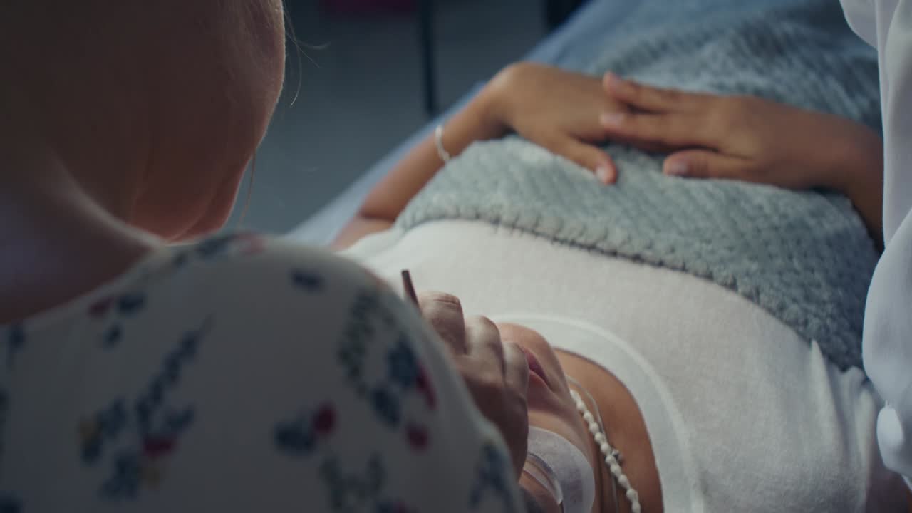 Medico che esamina paziente