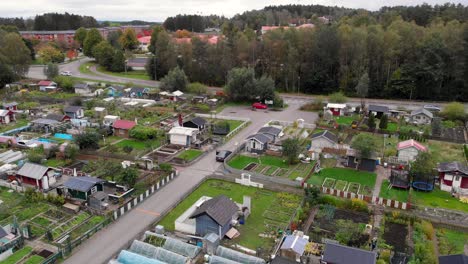 panorámica aérea de jardines comunitarios en la ciudad residencial urbana de gotemburgo