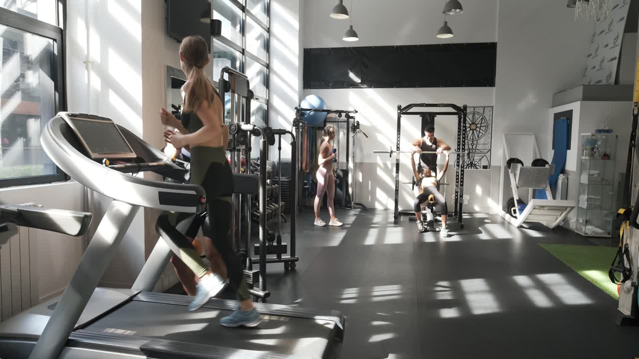 체육관 에서 운동 하는 사람 들