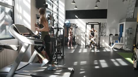 personas que trabajan en un gimnasio