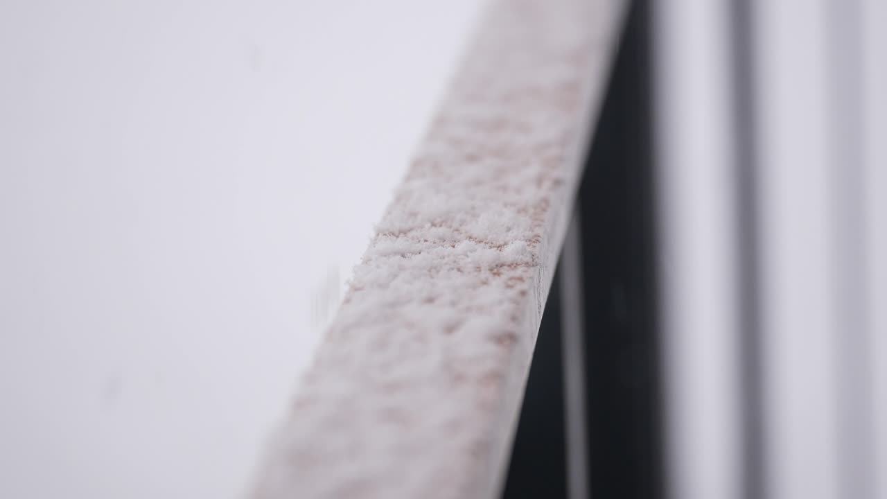 снег на перилах