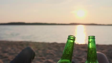 pareja joven bebiendo cerveza en la playa/dabrowa gornicza/polonia