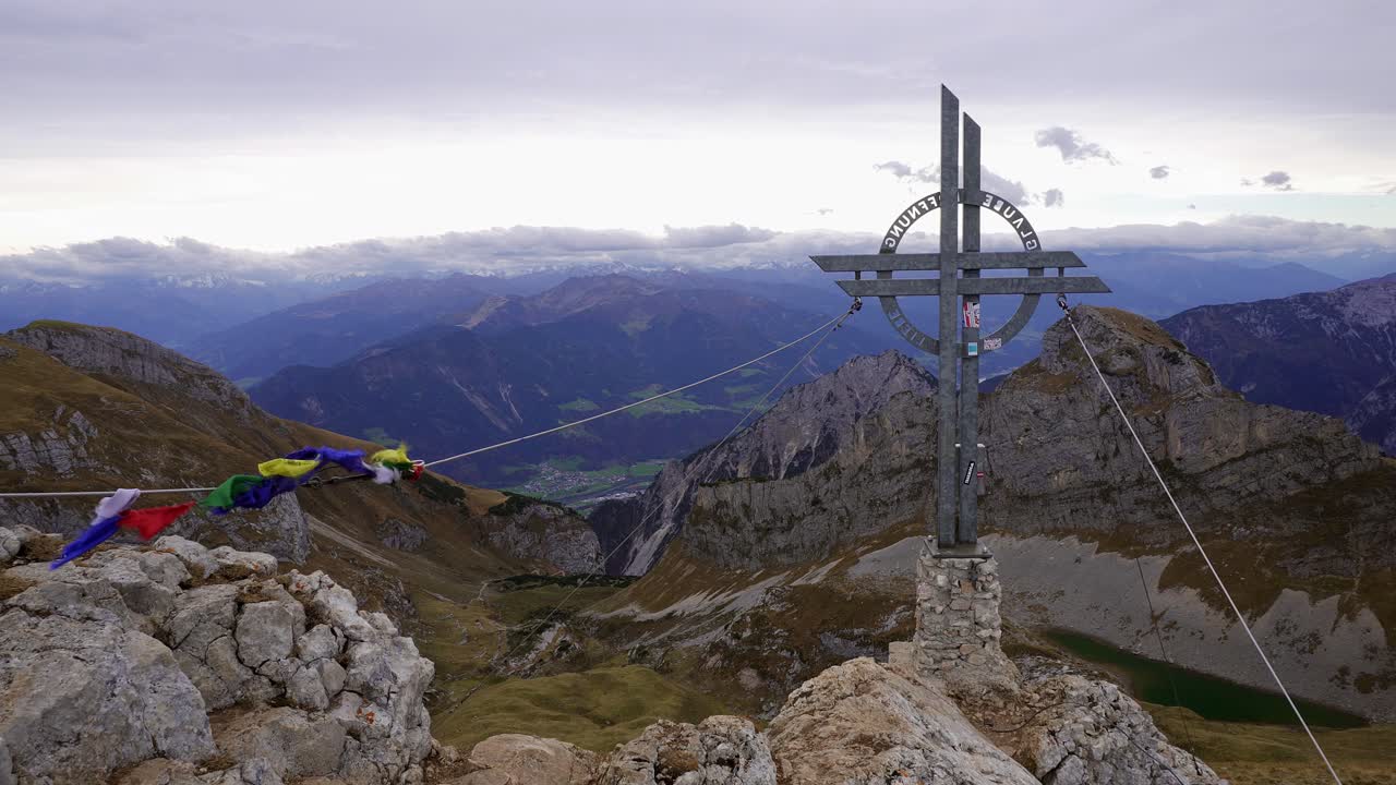 오스트리아 알프스 산맥의 티롤에 있는 로판슈피체 정상에서 십자가의 전망