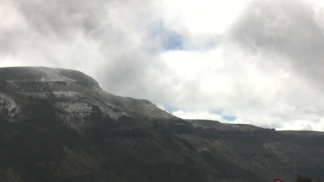 paisaje montañoso nevado bajo un cielo nublado