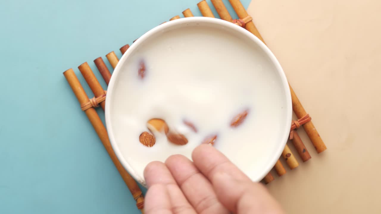 Nuez de almendra y leche en la mesa de arriba hacia abajo