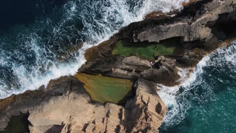 Luftaufnahme-Einiger-Natürlicher-Pools-In-Einer-Geologischen-Formation-An-Der-Küste-Von-Ibiza