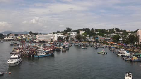 Luftaufnahme-Von-Fischerbooten-Und-Weißen-Yachten,-Die-Am-Yachthafen-Auf-Der-Insel-Cheung-Chau-In-Hongkong-Stadt-Festgemacht-Sind