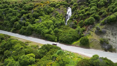 impresionantes paisajes en el camino de queenstown a glenorchy, serpenteando a través de las montañas en nueva zelanda