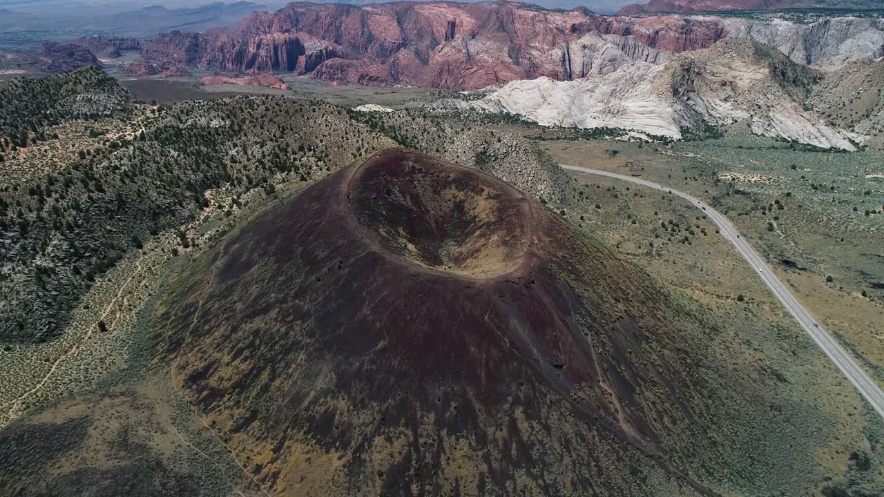 volando lentamente sobre un volcán de forma perfecta con una enorme abertura de cráter en utah