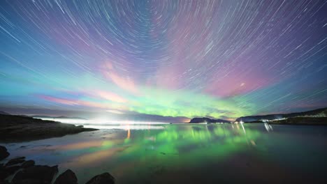 aurora boreal en el cielo estrellado sobre el fiordo alta