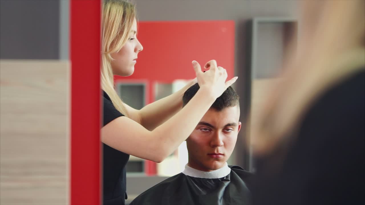 Taglio di capelli in un salone