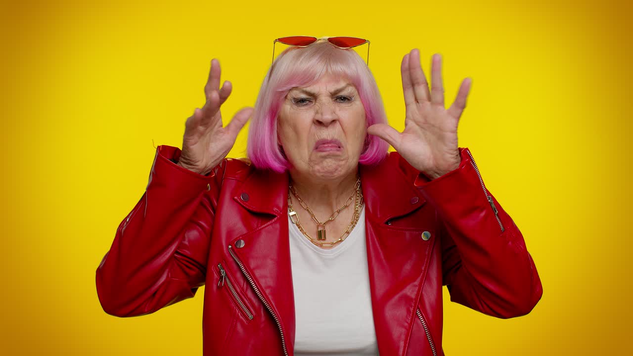 성숙한 은 할머니 여성은 장난스러운 어리석은 얼굴 표정을 하고, 미소를 지으며, 혀를 보여주는 어리석음