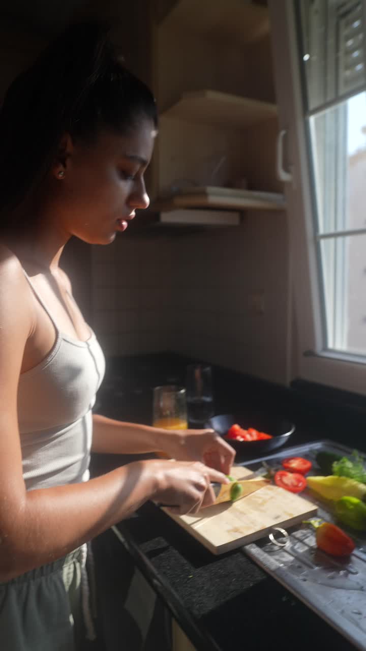 mujer preparando una comida saludable en la cocina