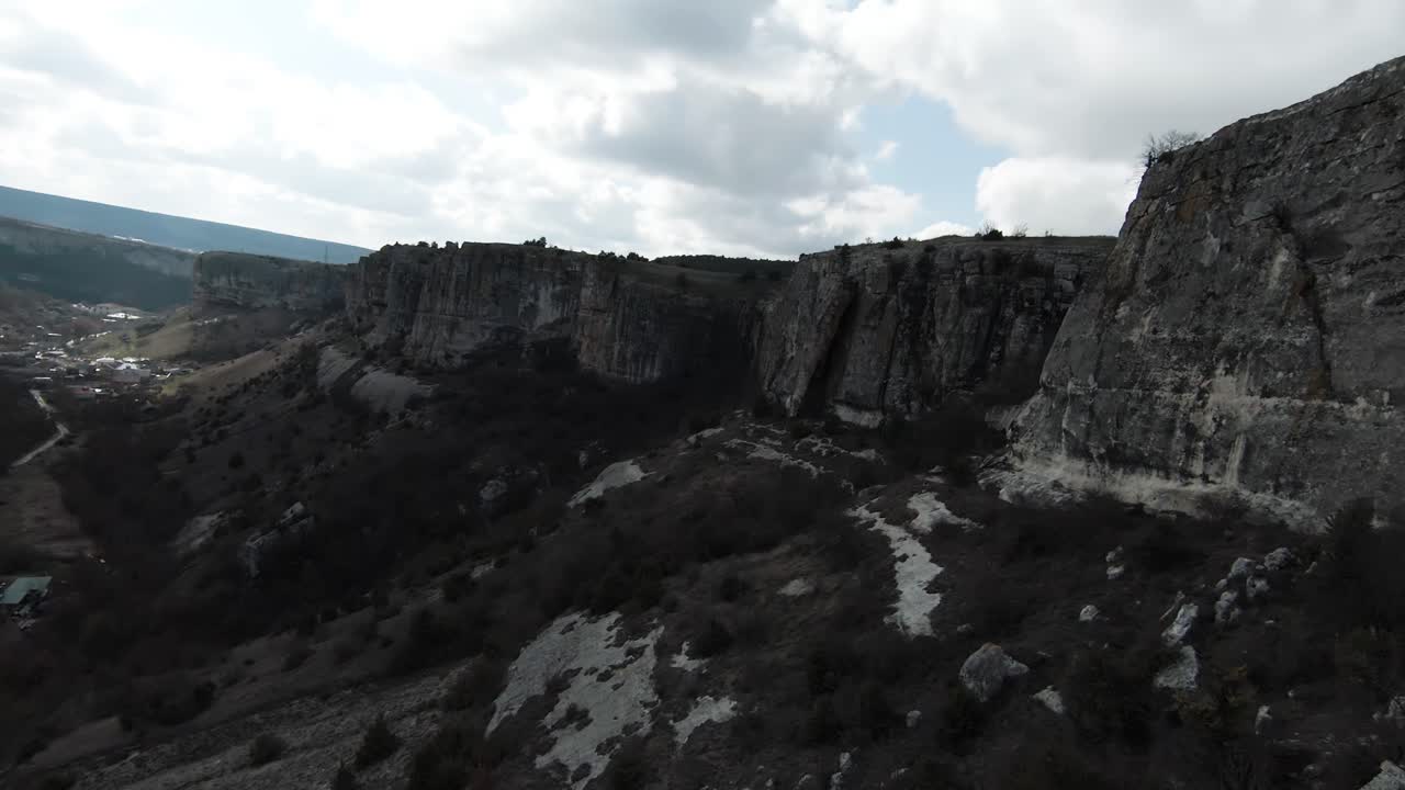 paisaje montañoso con acantilados y valles
