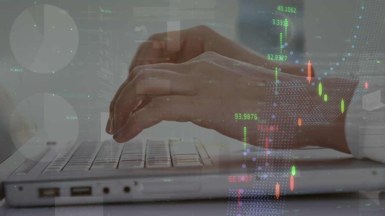 노트북을 사용하는 백인 남자의 손에 움직이는 금융 데이터와 그래프의 애니메이션