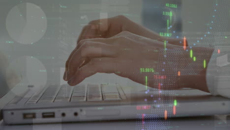 animación de datos financieros y gráficos que se mueven sobre las manos de un hombre caucásico usando una computadora portátil