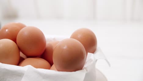 cerrar la mano masculina sacando los huevos marrones del cartón