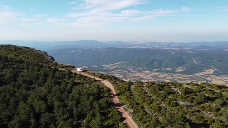 Ager,-Lerida,-Katalonien,-Nordspanien---Luftdrohnenansicht-Auf-Der-Spitze-Einer-Bergkette-Mit-Wunderschönem-Blick-Auf-Das-Tal---Das-Ist-Ultimatives-Abenteuer-Und-Freiheit