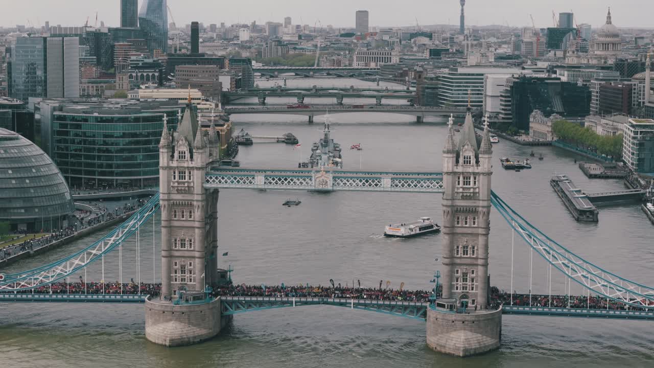 많은 마라톤 선수들이 유명한 런던 타워 브리지 (london tower bridge) 를 가로지르고 있습니다.