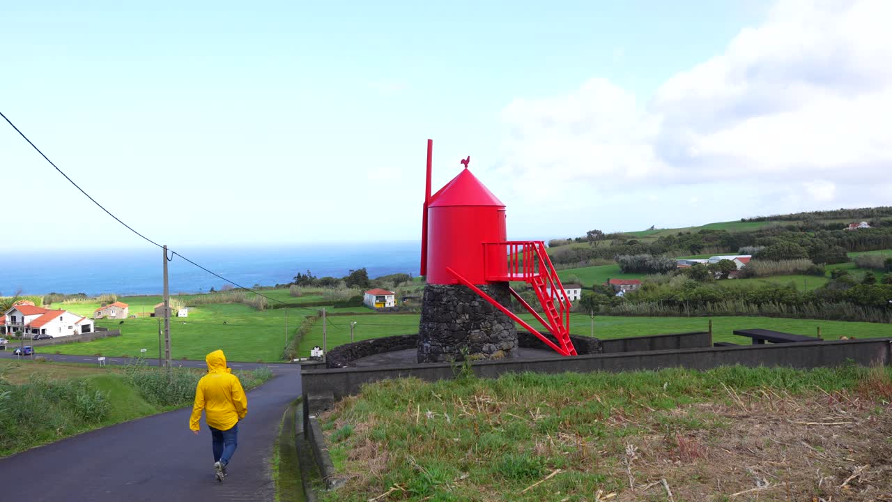 el hombre va hacia moinho da cha en salao