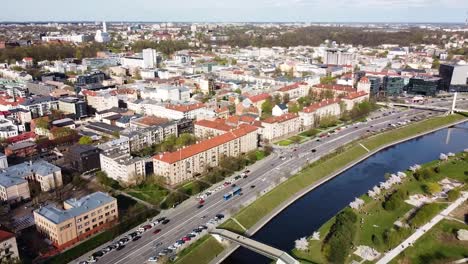 calle concurrida y centro de la ciudad de kaunas, vista panorámica aérea
